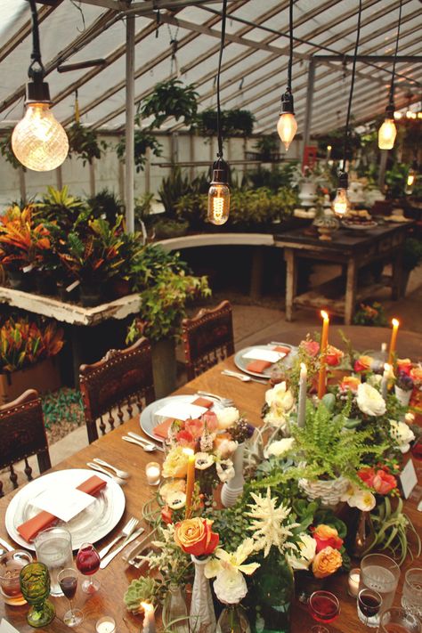 Greenhouse Party, Outdoor Dinner Party, Gathering Ideas, Backyard Bonfire, Company Dinner, Winter Greenhouse, Fancy Table, House Concept, Editorial Inspiration