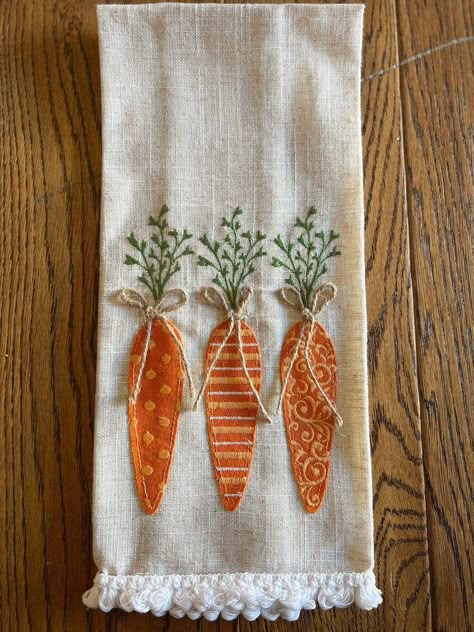 Linen Hand Towels, Spring Easter Crafts, Towel Embroidery, Pola Sulam, Small Sewing Projects, 자수 디자인, Fabric Christmas Ornaments, Embroidery And Stitching, Spring Crafts