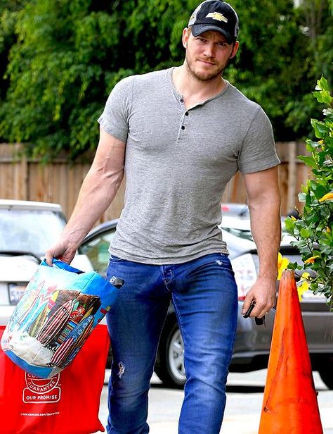 Archie Andrews Aesthetic, Actor Chris Pratt, Hemsworth Brothers, Bear Men, Country Men, Chris Pratt, Nick Jonas, Hot Jeans, How To Make Shorts