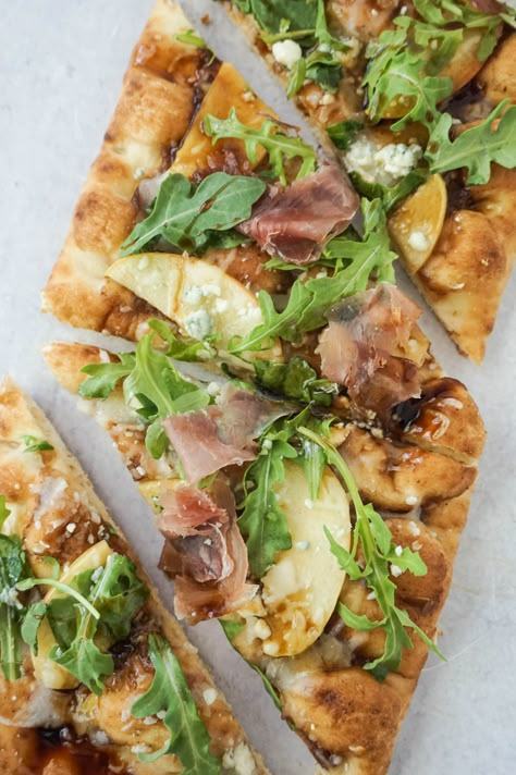 Pear Flatbread Recipes, Apple Flatbread Recipes, Apple Flatbread, Appetizer Flatbread, Fall Flatbread Recipes, Fall Flatbread, Winter Flatbread, Brie Flatbread, Pizza With Apples