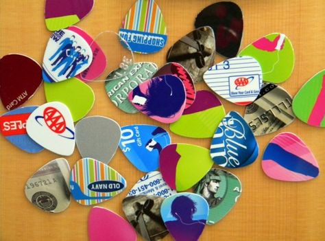 Shredding Guitar, Recycle Machine, Gifts For Music Lovers, Recycled Cards, Recycled Gifts, Upcycle Recycle, Membership Card, Do It Yourself Projects, Guitar Picks