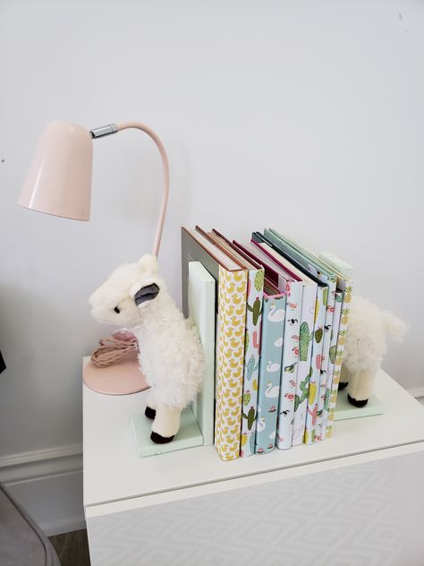 Make these stuffed animal bookends for an adorable addition to your little one's room | quick and thrifty crafts, kids room DIYs, cute crafts, easy DIY ideas, stuffed animal DIY ideas, video tutorial, upcycle, repurpose old toys, nursery ideas Repurposed Stuffed Animals, Upcycle Toys Diy, Toy Upcycle, Cute Crafts Easy, Stuffed Animal Diy, Recycled Crafts Kids Projects, Toy Makeover, Crafts Easy Diy, Upcycle Toys