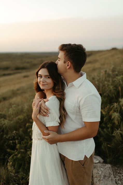 Piggy Back Engagement Photos, Engagement Shoot Nature, Engagement Farm Photos, Engagement Photos Poses Indoor, Couple Photoshoot Poses Plus Size, Engagement Photos Modest, Picnic Photoshoot Ideas Couple Photos, Romantic Engagement Photos Outdoors, Posing Prompts For Couples