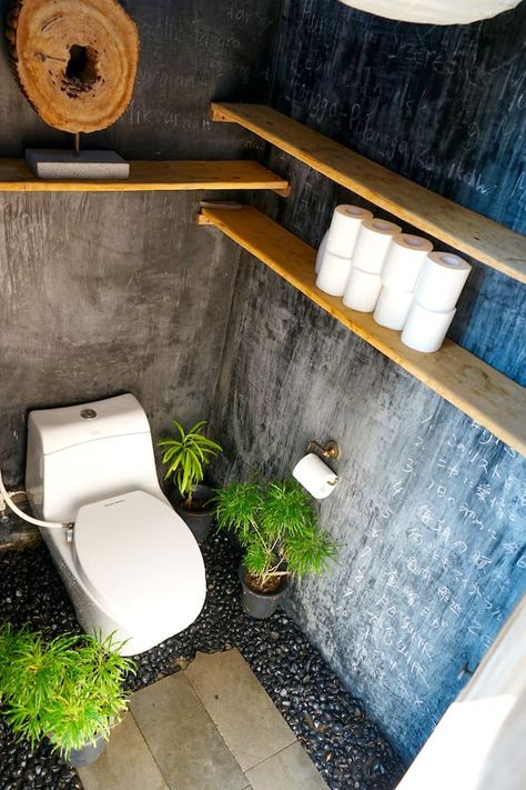 Bali Swing, Outside Toilet, Toilet Outdoor, Casa Hobbit, Outdoor Bathroom Design, Outdoor Toilet, Outdoor Baths, Outdoor Bath, Cafe Shop Design