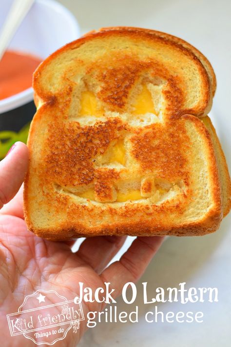 Halloween Food Sandwiches, Jack O Lantern Grilled Cheese, Spooky Grilled Cheese, Halloween Grilled Cheese, Halloween Lunch Ideas For Kids, Halloween Cooking Ideas, Halloween Lunches, Halloween Breakfast Ideas, Halloween Meals