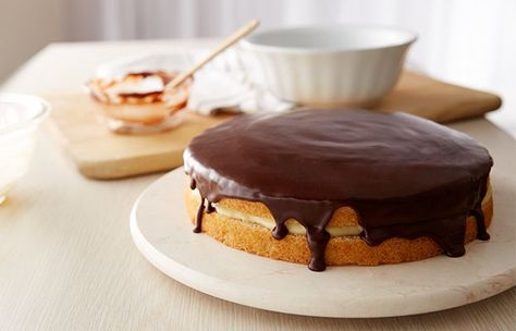 A decadent Boston cream pie, with a rich, creamy filling, covered in a dark cocoa glaze of chocolate.This easy recipe will have everyone wanting more. Boston Crème Pie, Boston Cream Pie Recipe, Cakes With Chocolate, Boston Cream Cake, Dessert Book, Icing Buttercream, 14th Birthday Cakes, Chocolate Cake Recipes, Vanilla Sponge Cake