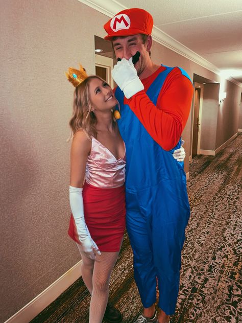 Halloween Costumes Couples Mario And Princess Peach, Mario Cart Couples Costumes, Mario And Princess Peach Halloween Costume, Mario Costume Men, Peach And Bowser Costume, Mario And Princess Peach Costume Couple, Mario Peach Costume, Mario And Princess Peach Halloween, Mario Couple Costume