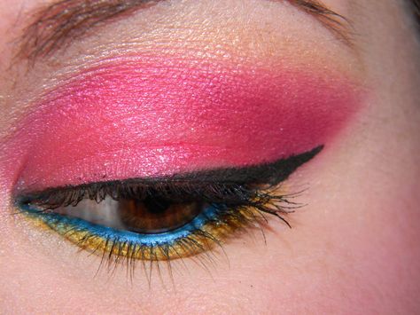 Pinkie-inspired eye makeup Pinkie Pie Makeup Look, Pinky Pie Hair, Pinkie Pie Makeup, Pinkie Pie Halloween Costume, Pinkie Pie Hair, Pinkie Pie Costume, Pie Costume, Mlp Cosplay Pinkie Pie, Pinkie Pie Cosplay