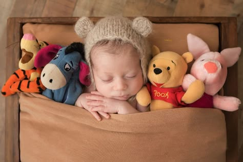 Pooh Bebe, Teddy Photos, Diy Newborn Photography, Baby Boy Newborn Pictures, Baby Announcement Photoshoot, Baby Milestones Pictures, Newborn Photography Boy, Newborn Photography Poses, Newborn Hats