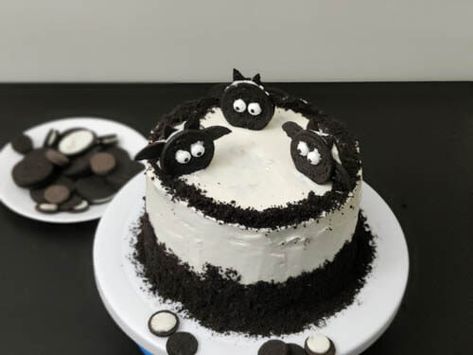 Soft, moist Oreo Biscuit Cake with cream cheese frosting and decorated with Oreo bats, this simple Halloween cake will leave you drooling! Who doesn’t love an Oreo! Twist, lick and dunk, right? Well, if you love Oreos and cakes, then you are definitely going to write home about this one. INGREDIENTS AND ALTERNATIVES : Oreos: Obviously! Just regular, original Oreo cookies. Oil: You can use any vegetable oil that does not give off a strong taste. I mostly use olive oil for all my c… Vanilla Oreo Cake Recipe, Vanilla Oreo Cake, Simple Halloween Cake, Oreo Bats, Oreo Biscuit Cake, Oreo Cake Recipe, Nut Roll Recipe, Bat Cake, Vanilla Oreo