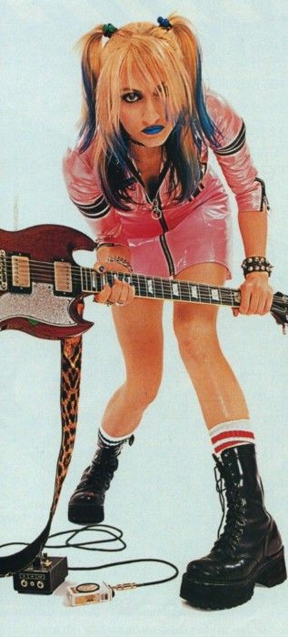 I had that skirt in silver!!!! Punk Poses, Chica Punk, 2000s Punk, 90s Punk, Girl Punk, Rich Boy, Band Outfits, Love This Pic, Guitar Girl