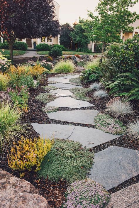 Flagstone Patio Design, Flagstone Walkway, Flagstone Path, Mulch Landscaping, Gravel Landscaping, Backyard Walkway, Side Yard Landscaping, Walkway Landscaping, Pathway Landscaping