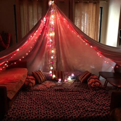 Sleepover Fort, Sleepover Room, Romantic Dinner Decoration, Fort Ideas, Romantic Room Surprise, Romantic Room Decoration, Indoor Picnic, Romantic Date Night Ideas, Blanket Fort