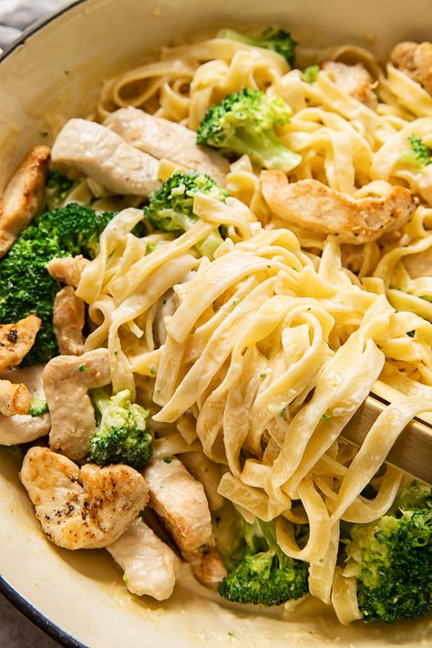 Chicken Broccoli Fettuccine Alfredo, Alfredo Healthy, Chicken Alfredo With Broccoli, Alfredo With Broccoli, Healthy Chicken Alfredo, Chicken Alfredo Fettuccine Recipe, Chicken Fettuccine Alfredo, Chicken Broccoli Alfredo, Pasta Recipes Alfredo