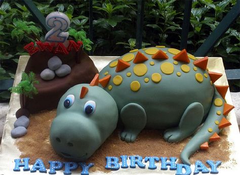 Dinosaur Cake Ewan by specialcakes/tracey, via Flickr Dinosaur Cake Tutorial, Dino Cakes, Make A Dinosaur, Different Types Of Cakes, Dino Cake, Dinosaur Birthday Cakes, Dinosaur Cake, Dino Birthday, Types Of Cakes