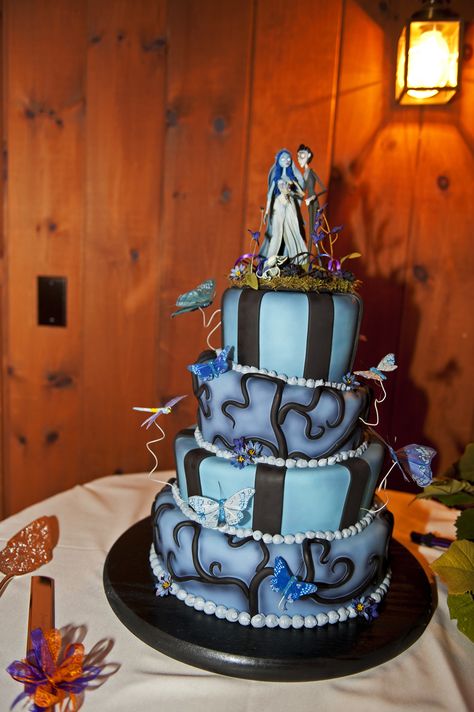 Corpse Bride wedding cake for October wedding.......delicious! Corpse Bride Wedding Colors, Corpse Bride Wedding Theme, Corpse Bride Wedding Cake, Corpse Bride Dress, Bride Wedding Cake, Corpse Bride Wedding, Bride Cake, Bride Birthday, Brides Cake