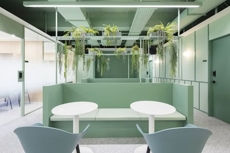 Hall Deco, Showroom Office, Coffee Restaurant, Office Design Inspiration, Green Office, Long Walls, Interior Office, Office Layout, Office Office