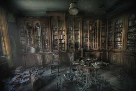 library ghosts  :The Manor library was very dusty and the smell of decay and paper was really still and creepy Abandoned Library, Abandoned Mansion For Sale, Grand Library, Lots Of Books, Haunting Photos, Private Library, Abandoned Mansion, Old Library, Abandoned Castles