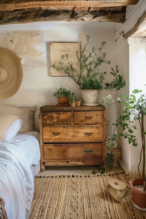 Cozy rustic farmhouse bedroom ideas for your home. Small Rustic Room Ideas, Aesthetic Cabin Bedroom, Cosy Farmhouse Bedroom, Boho Rustic Bedroom Ideas, Rustic Minimalist Bedroom, Rustic Western Bedroom Ideas, Rustic Western Bedrooms, Rustic Minimalist Home, Rustic Cottage Bedroom