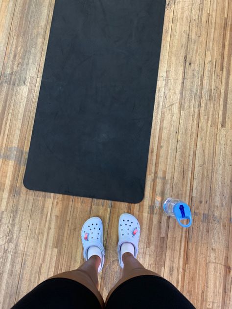 Crocs Blue Calcite, Blue Crocs Outfit, Light Blue Crocs, Crocs Outfit, Pilates Outfit, Blue Crocs, Mat Pilates, Blue Calcite, Pilates