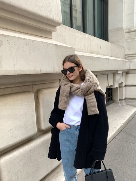 Leder Shorts Outfit, Mode Dope, Normcore Fashion, Minimalist Moda, Camila Morrone, Chique Outfits, Fashion Articles, Outfit Look, Mode Inspo