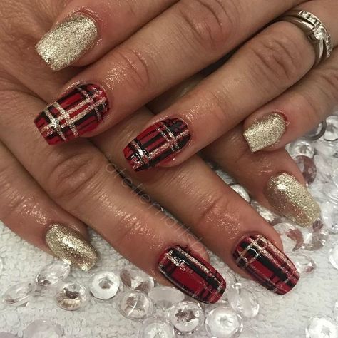 Tartan Nails Red, Tartan Nail Designs, Christmas Nails Tartan, Tartan Nails Christmas, Red Tartan Nails, Christmas Tartan Nails, Tartan Christmas Nails, Tartan Nail Art, Scottish Nails