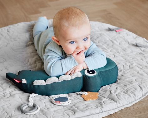 Crocodile activity toy for tummy time with your baby. / babytoy / baby sensory / first toys. Tummy Time Pillow, Tummy Time Toys, Tummy Time Activities, Copper And Grey, Time Activity, Done By Deer, Nature Baby Shower, Best Baby Gifts, Pram Stroller