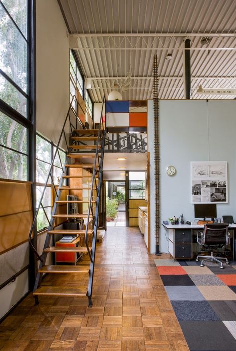 Eames House preservation plan launched to preserve 70-year-old home Built In Sofa, Eames House, Case Study Houses, Eames Office, John Pawson, Charles And Ray Eames, Casa Vintage, Architecture Magazines, Eero Saarinen