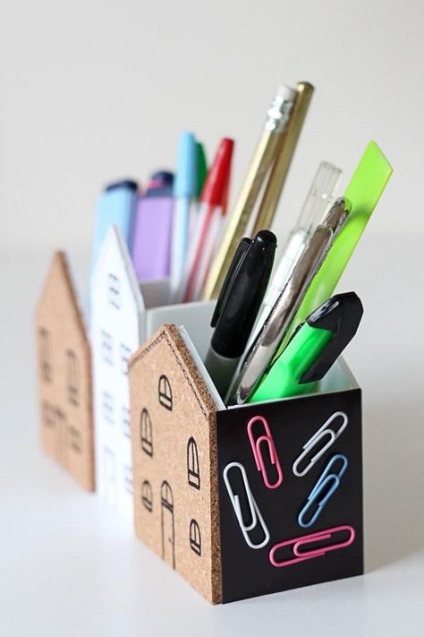 Diy Desk Organizer Ideas, Desk Organizer Ideas, Simple Desk Organizer, Diy Desk Organizer, Cute Desk Organization, Pretty Office Supplies, Diy Frühling, Milk Cartons, Diy Stationary