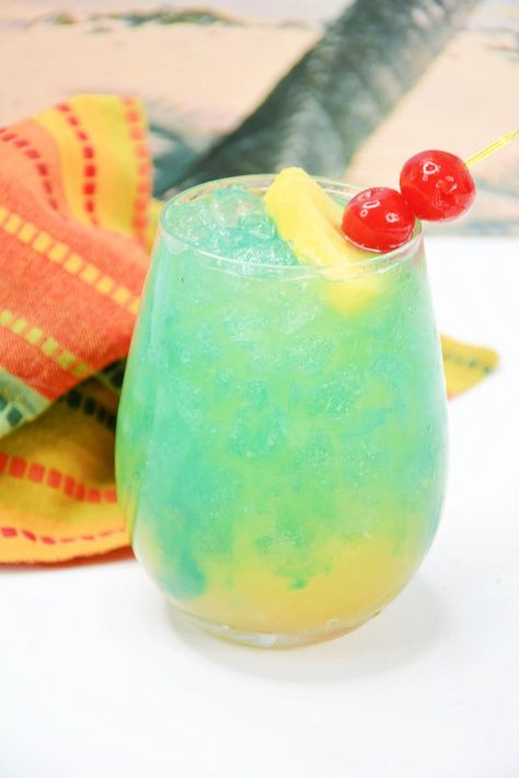 BEST Salty Beach Cocktail Recipe – Easy and Simple Rum Alcohol Drinks Beach Drinks Alcohol, Easy Halloween Drinks, Drinks With Rum, Rum Drinks Easy, Rum Mixed Drinks, Rum Liquor, Rum Alcohol, Easy Mixed Drinks, Easy Alcoholic Drinks