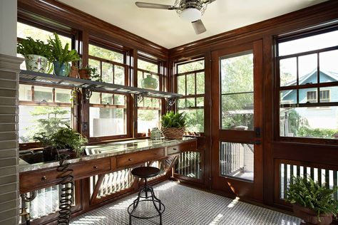 Craftsman Sunroom, Craftsman Porch, Ideas Terraza, Parisian Hotel, Craftsman Interior, Lots Of Windows, Craftsman Style Homes, Craftsman Bungalows, Craftsmen Homes