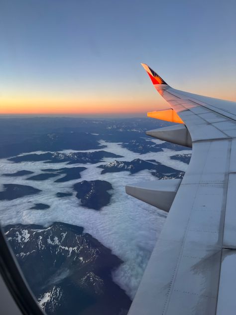 Canada Airplane, Canada Mountains, Canada Trip, Canada Vancouver, Airplane Wallpaper, Ugc Content, Night Flight, Airplane Window, Instagram Feed Ideas Posts