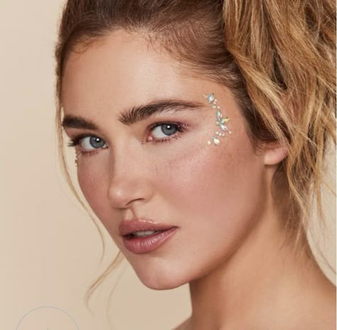 Stones On Face Makeup, Silver Face Jewels, Sequin Face Makeup, Face Jewels Festival, Face Crystals Festival, Rhinestone Face Design, Gemstones On Face, Facial Gems Make Up, Face Jewels Simple