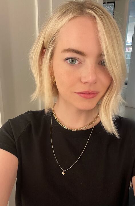 Emma Stone Went Blonde and Got an Asymmetric Bob, and It's Like 2012 All Over Again — See the Photos | Allure Bleached Bob, Emma Stone Hair Color, Voluminous Bob, Emma Stone Blonde, Fii Puternic, Asymmetric Bob, Emma Stone Gwen Stacy, Emma Stone Hair, Platinum Blonde Bobs