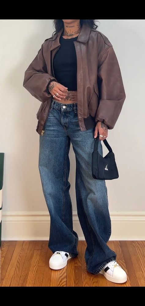 90s Aesthetic Outfit Girly, Low Rise Jeans Outfit Winter, Dark Wash Jeans Outfit, Dark Washed Jeans Outfit, Winter Vintage Outfits, Genderfluid Fashion, Wash Jeans Outfit, Low Rise Jeans Outfit, Fire Outfits