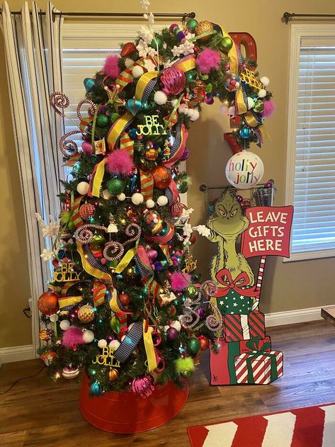 Christmas Freak. Grinch Tree Colorful Grinch Christmas Tree, Grinch Room Decor, Dr Suess Tree, Salon Christmas Decor, Grinch Room, Dr Seuss Christmas Tree, Seuss Christmas Tree, Grinchmas Tree, Grinch Christmas Trees