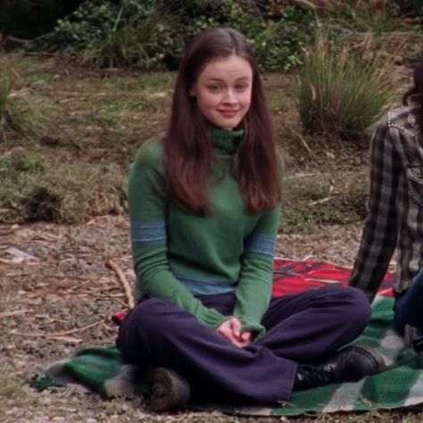 Rory Gilmore Aesthetic, Gilmore Aesthetic, Rory Gilmore Style, Gilmore Girls Fashion, Gilmore Girls Outfits, Aesthetic Tips, Aesthetic 2024, Gilmore Girl, Tv Show Outfits