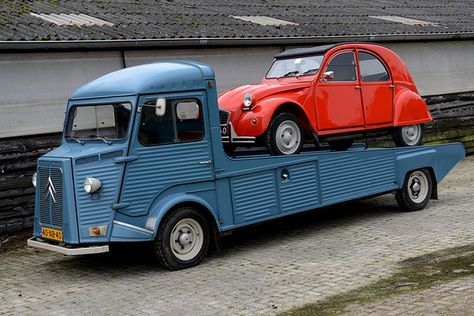 Citroën H carrying Citroen 2CV Citroen Van, Citroen Type H, Citroen H Van, Psa Peugeot Citroen, Citroen Car, French Cars, Porsche Classic, Van Car, Porsche Carrera