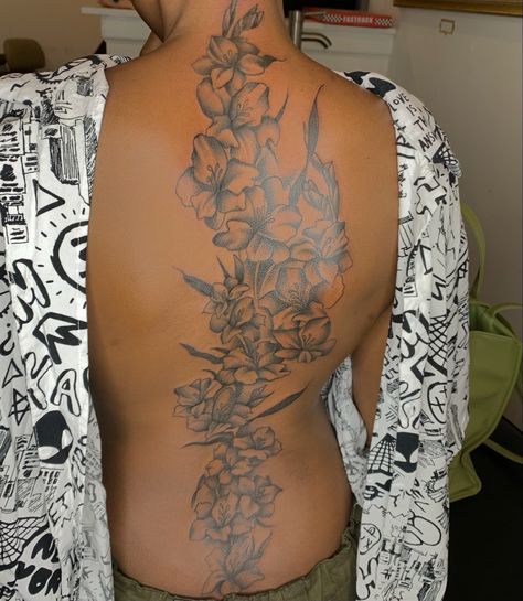 Floral Back Tattoo Black Women, Back Tattoo Cover Up Ideas For Women Spine, Black Spine Tattoos For Women, Back Tattoo Women Full Flowers, Back Tattoo Black Women Spine, Full Back Tattoo Black Women, Full Back Tattoo Women Flowers, Big Spine Tattoos, Spine Cover Up Tattoos For Women