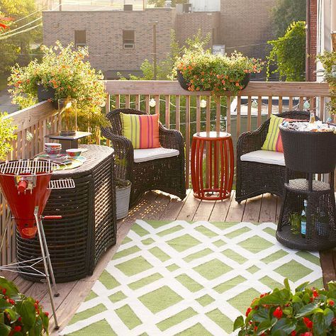 Arrange Outdoor Furniture Effectively The best way to maximize the space of a small porch or deck for outdoor entertaining is to keep furniture around the perimeter. Outdoor party guests will have more standing room in a smaller rectangular space instead of having to navigate around a large patio table. Small Porch Decorating Ideas, Small Deck Furniture, Small Porch Decorating, Balkon Decor, Small Balcony Garden, Deck Decor, Small Deck Decorating Ideas, Flower Baskets, Small Deck