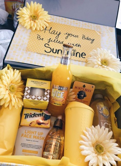 A yellow sunshine gift basket perfect for family or friends Diy Christmas Gifts For Friends, Anniversaire Diy, Box Of Sunshine, Bff Birthday Gift, Bff Birthday, Diy Gifts For Mom, Creative Birthday Gifts, Diy Gifts For Friends, Friends Diy