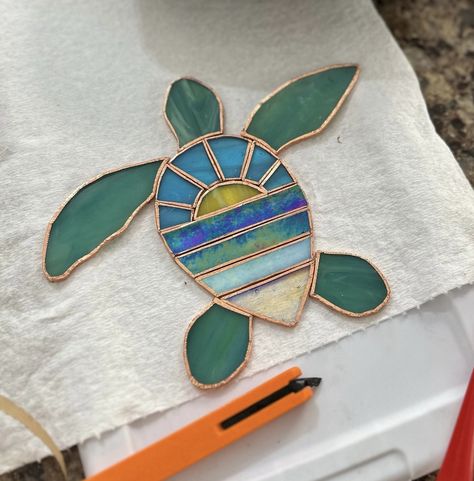 Animal Stained Glass Art, Quick Stained Glass Projects, How To Stain Glass Diy, Beach Stained Glass Patterns, Simple Stained Glass Designs, Easy Stained Glass Projects, Stained Glass Templates, Stained Glass Boxes, Stained Glass Turtle