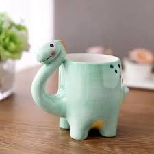 Dinosaur Cartoon, Dinosaur Mug, Sculptures Céramiques, Tanah Liat, Cerámica Ideas, Keramik Design, Animal Mugs, Clay Mugs, Cartoon Dinosaur