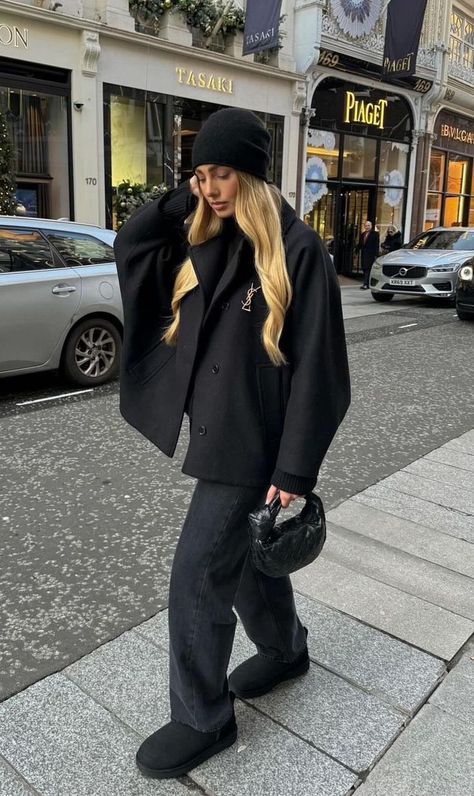 Black Ugg Outfit, Black Uggs Outfit, Mantel Outfit, Adrette Outfits, London Outfit, Black Uggs, Uggs Outfit, Cold Outfits, Paris Outfits