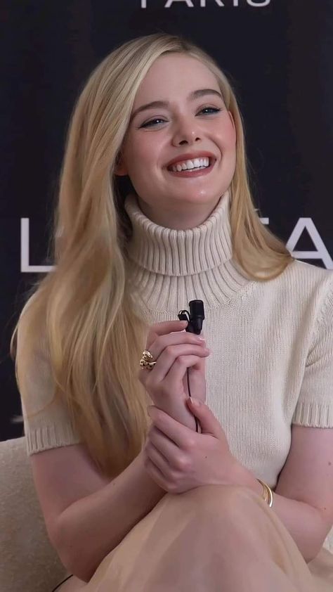 Elle Fanning Aurora, Elle Fanning Hair, Appalachian Horror, Hot Dpz, Celebrity Twins, Elle Fanning Style, Fanning Sisters, Ladies Turtleneck Sweaters, Wedding Attire Guest