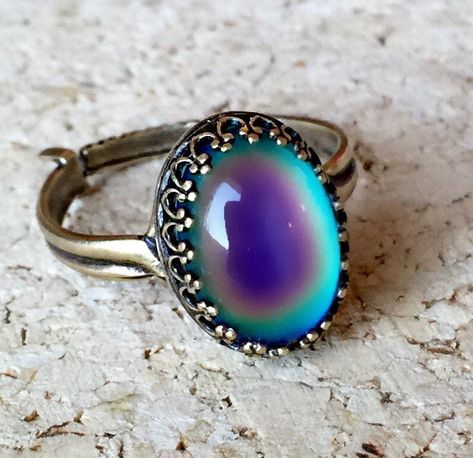 15 Color-Changing Mood Rings For Grown-Ass Women Anel Do Humor, Mood Ring Color Meanings, Mood Ring Color, Mood Ring Colors, Mood Rings, Brass Crown, Mood Jewelry, Mood Ring, Band Jewelry