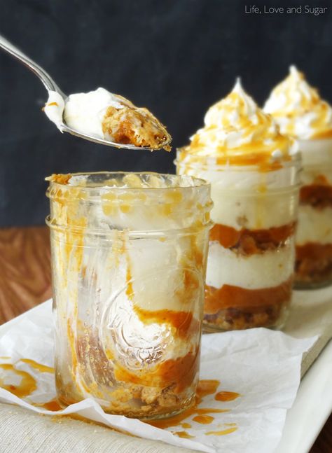 No Bake Pumpkin Pie In A Jar | by Life, Love and Sugar | Sponsored | Giveaway! Apple Crisp In A Jar, Jar Cakes Recipes, Dessert In A Jar Recipes, Mason Jar Treats, Caramel Apple Cheesecake Recipes, Recipe In A Jar, Mason Jar Desserts Recipes, Apple Cheesecake Recipes, Cheesecake Jars