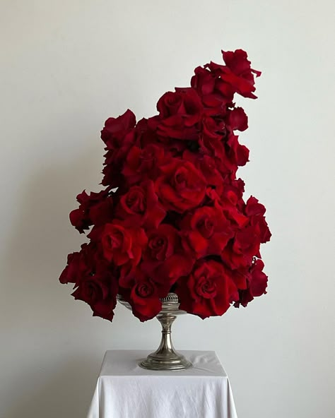 Burgundy Roses, Roses Arrangements, Red Flowers Table Decoration, Red Roses Flower Arrangement, All Red Flower Arrangements, Red Tablescape, Red Roses Wedding, Red Themed Birthday Party, Red Roses Dinner Decor