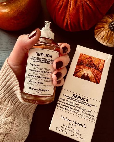 Pumpkin Perfume, Autumn Vibes Aesthetic, Replica Perfume, Yankee Candle Fall, Fall Fragrance, Fragrances Perfume Woman, New Perfume, Pumpkin Candles, Earthy Scent