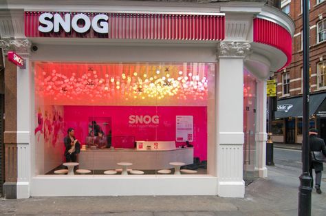 ICE CREAM! SNOG Pure Frozen Yogurt store by Cinimod Studio, London store design  #www.instorevoyage.com #in-store marketing #visual merchandising Frozen Yogurt Shop, Yogurt Shop, Retail Inspiration, Shop House Ideas, Ceiling Installation, Ice Cream Shop, Interior Architect, Store Front, London Design